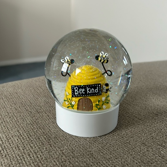 TWO PIECES- Honeybee snow globe & Honey Jar - Picture 2 of 8